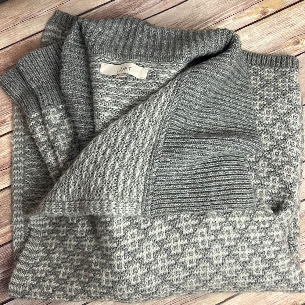 Anne Taylor LOFT gray sweater - size Large